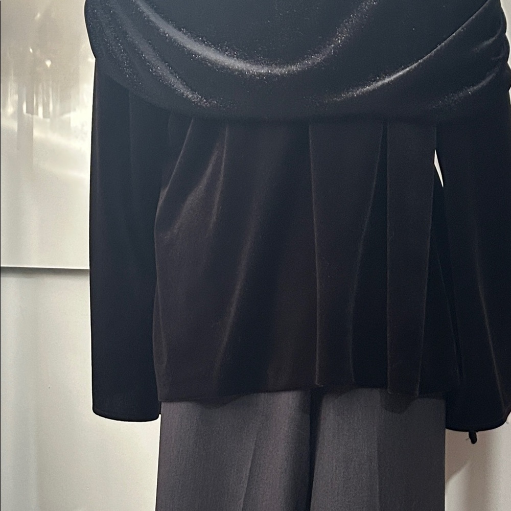 Chic Black Velvet Off-Shoulder Blouse - Picture 11 of 15